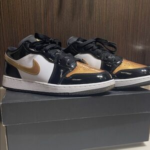 Jordan Air Jordan 1 Low SE ‘Gold Toe’-Box Label in Black, Gold, White